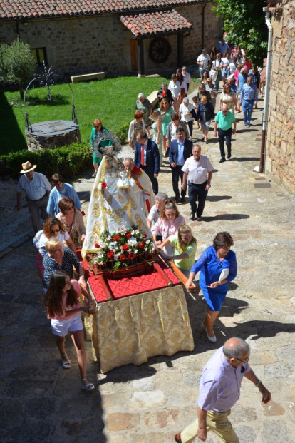 Salduero vive el día grande de sus fiestas con la procesión de la Virgen de las Nieves.