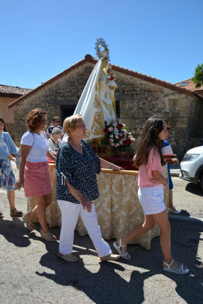 Salduero vive el día grande de sus fiestas con la procesión de la Virgen de las Nieves.