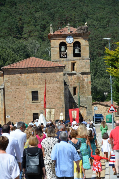 Salduero vive el día grande de sus fiestas con la procesión de la Virgen de las Nieves.