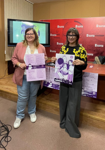 Marina Marroquí y la concejala Gloria Gonzalo con la imagen de la campaña. HDS