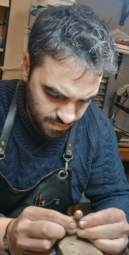 Adrián Pardo sostiene una de sus creaciones.