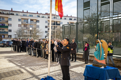 Homenaje a la Policía Nacional con el izado de bandera en su 200 aniversario.