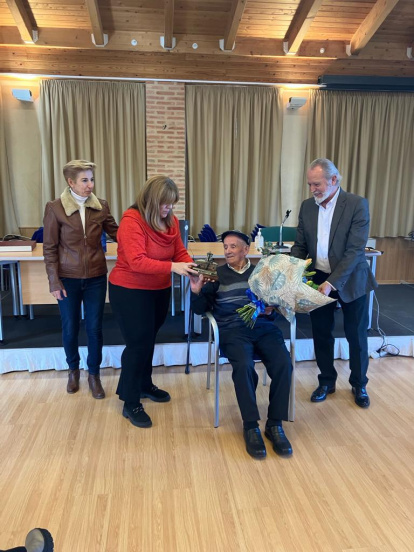 Julián recibe el homenaje en su centésimo cumpleaños.
