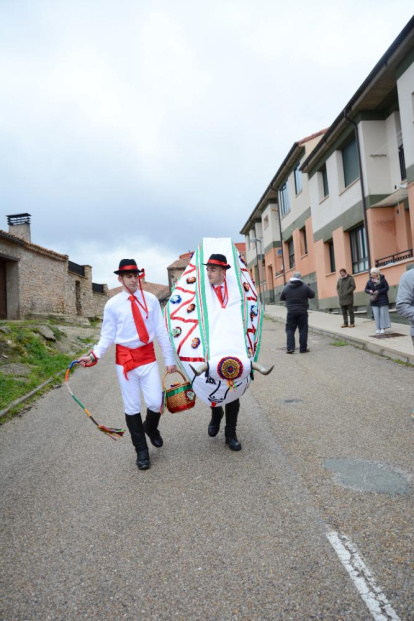 La Barrosa volvió a tocar a la puerta de los vecinos de Abejar en este 2024 antes de su muerte ritual en un acto emblemático de los carnavales en Soria.