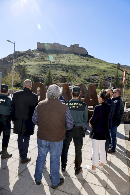 La enseña nacional ya ondea en el castillo