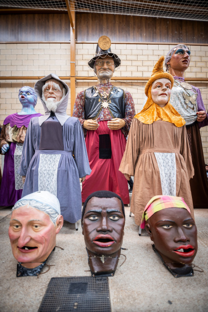 Gigantes y cabezudos convierten la Gigantalia 2024 en una fiesta.