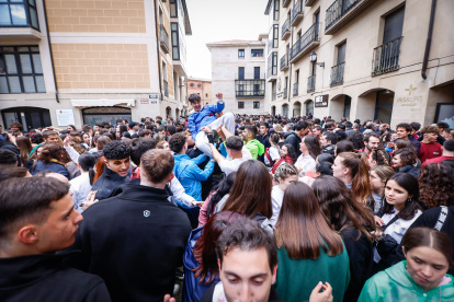 El Catapán vuelve a vestir de fiesta a Soria con el 'sí' a San Juan en las 12 cuadrillas y las botas de vino, el pan, el queso y el bacalao.