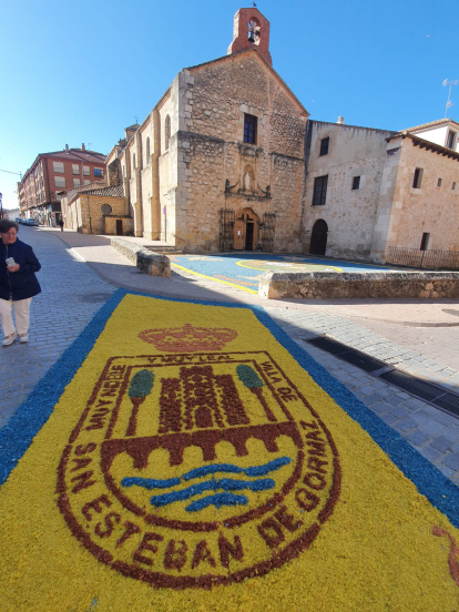 San Esteban de Gormaz vuelve a vestirse de color con las alfombras del Corpus.