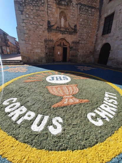 San Esteban de Gormaz vuelve a vestirse de color con las alfombras del Corpus.