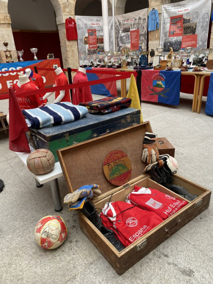 Trofeos, camisetas, botas, recortes de prensa y otros elementos de la historia del club