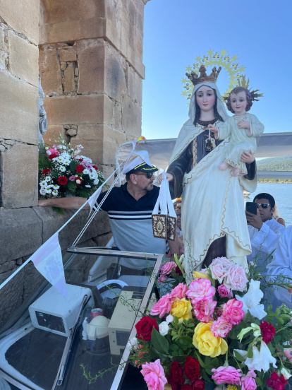 La imagen de la Virgen del Carmen acompañó a decenas de navegantes en aguas del embalse soriano de Cuerda del Pozo.