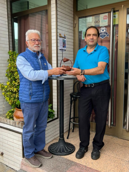 Esteban García, ganador del segundo premio, con Carmelo Esteban.