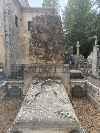 Panteón de Raimundo Rodrigo en el cementerio de El Burgo de Osma, obra de Emiliano Barral.