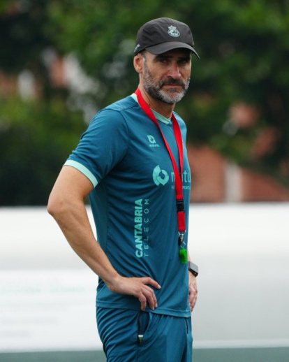 El entrenador del Rayo Cantabria, Ezequiel Loza, durante una sesión.