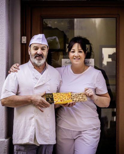 Enrique López, cuarta generación, posa con su hija Paula, que ahora toma las riendas de El Abuelo José Luis en Arcos de Jalón (Soria).