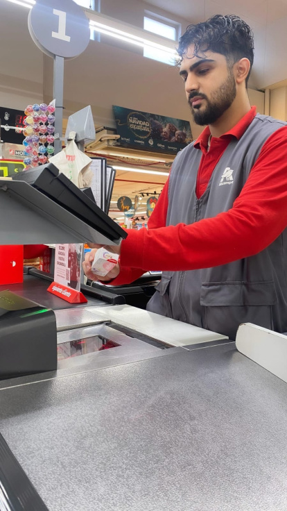 Óscar Liberto Jiménez, en el supermercado de la avenida de Palencia, en Valladolid.
