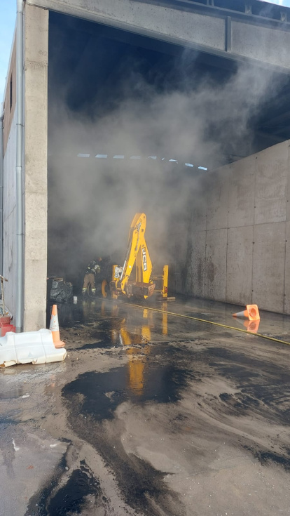 Excavadora afectada por el incendio.