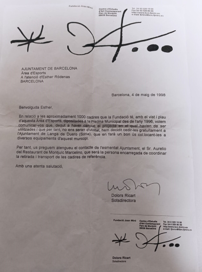Documento del Ayuntamiento de Barcelona por el que se cedían gratuitamente las sillas del Camp Nou al Ayuntamiento de Langa de Duero.