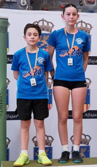 Aarón Barrera y Jimena Ayllón en el pódium de una competición.