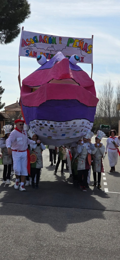La Sardina Peñista y la Pequesardina animan la mañana.