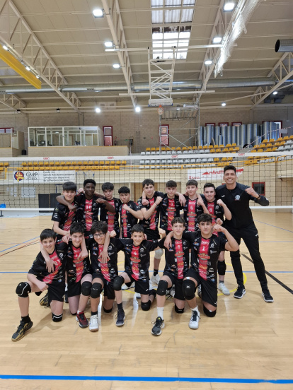 El Sporting Santo Domingo infantil posa en el pabellón de Los Pajaritos.