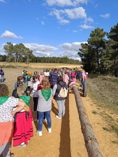 Vecinos y visitantes disfrutan de una jornada tradicional acompañada de música y gastronomía.
