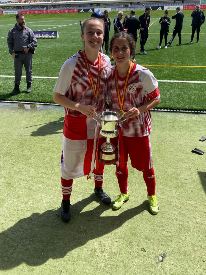 Las sorianas Marina Rupérez y Zaira Gallardo con la copa conquistada con Castilla y León