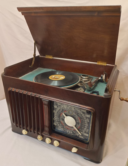 Curioso ejemplar con tocadiscos de la colección de Carmelo Archillas.