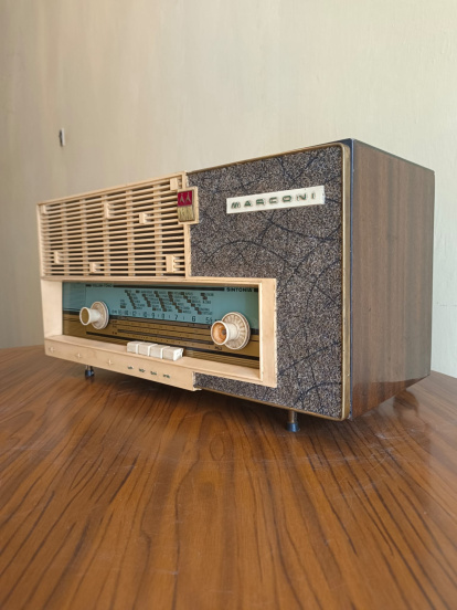 Una radio de diseño 'moderno' en la exposición.