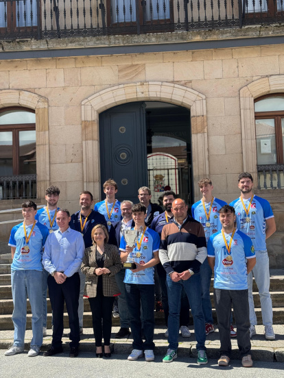 Los jugadores del equipo celeste durante el ofrecimiento del trofeo en la Institución Provincial.