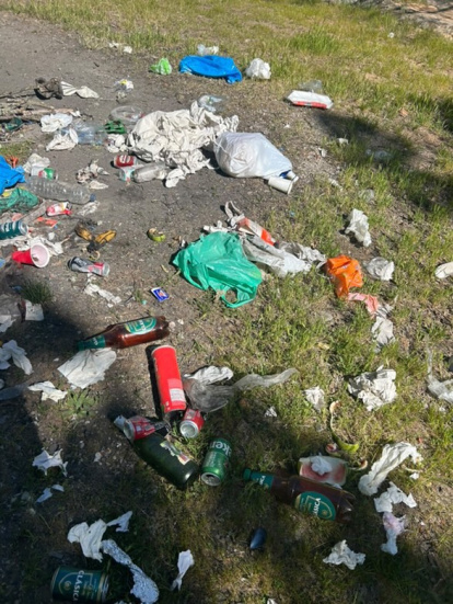 Basura diseminada por el suelo junto al Pantano.