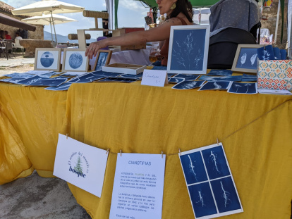 Artesanía y objetos cargados de afecto para un mercado con aroma a lavanda