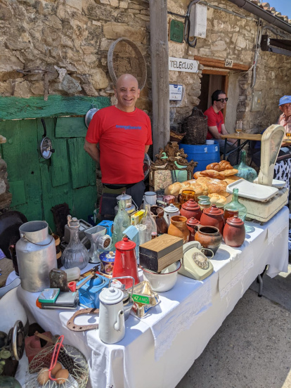 Artesanía y objetos cargados de afecto para un mercado con aroma a lavanda