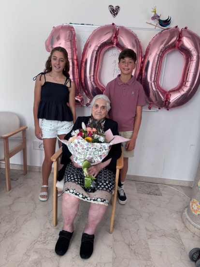 Trinidad García, quien ya luce tres globos para contar sus cumpleaños.