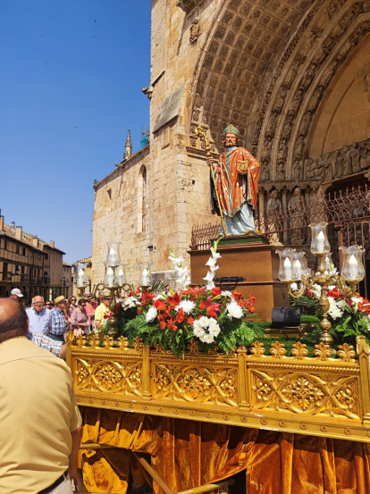 También han homenajeado a Monseñor López Llorente.