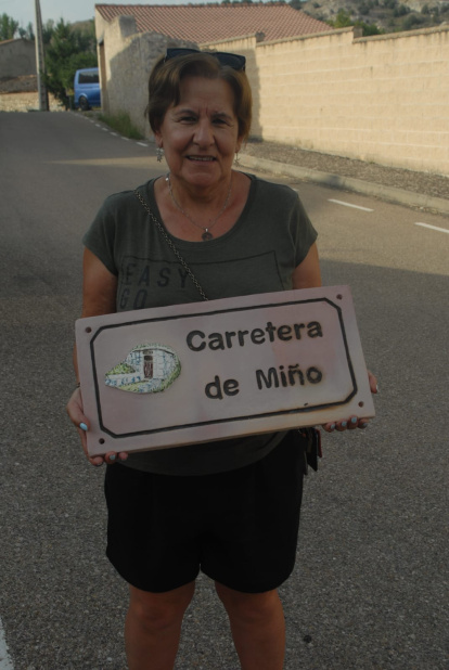 Valdanzo recupera su histórico reloj e instala señalización ornamental en sus calles.