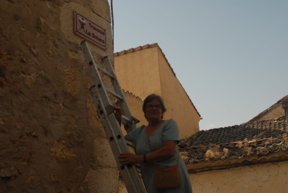 Valdanzo recupera su histórico reloj e instala señalización ornamental en sus calles.