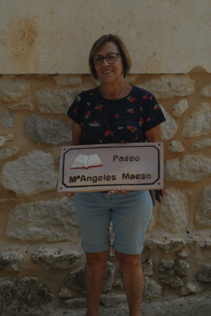 Valdanzo recupera su histórico reloj e instala señalización ornamental en sus calles.