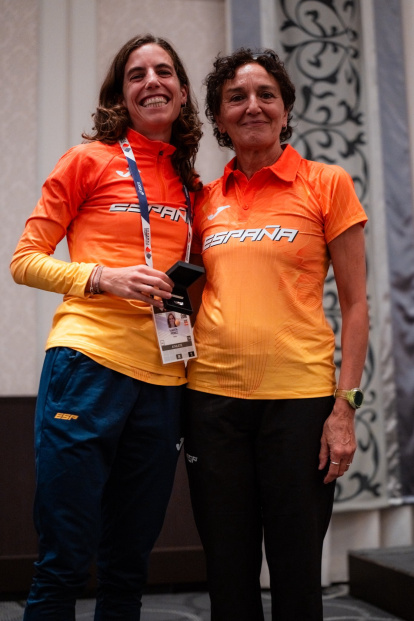 Marta Pérez con la insignia de plata que le entregó Amaia Andrés.