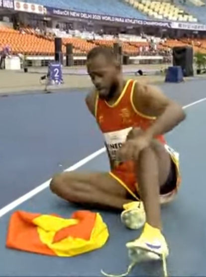 Pineda justo después de cruzar la meta como campeón del mundo.