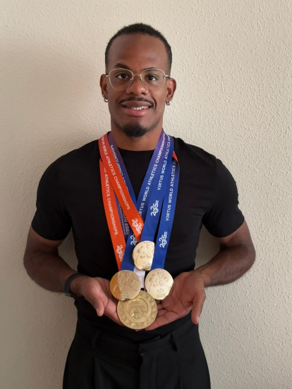 El atleta con sus trofeos.