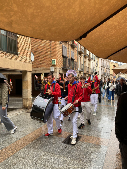 El Burgo de Osma reactiva su espíritu peñista con una nueva edición de su Encuentro de Charangas.