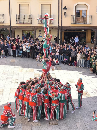Las espectaculares torres humanas de Algemesí protagonizaron la jornada de clausura de Aires de Dulzaina 2025 en San Esteban de Gormaz.