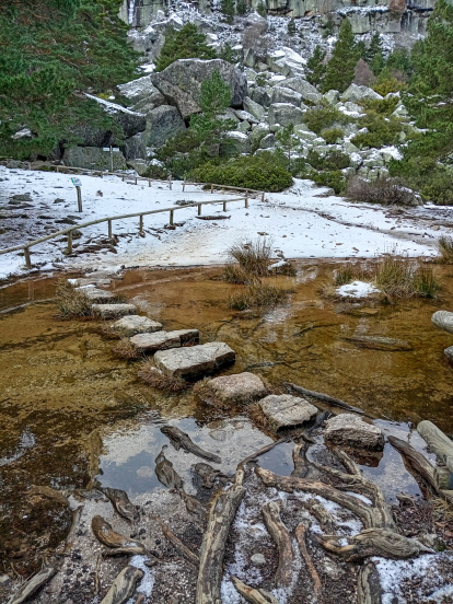 En invierno, el paisaje se transforma: nieve, agua helada y senderos que parecen sacados de un cuento