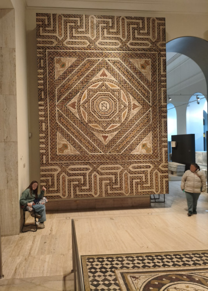 Mosaico de la villa romana de Cuevas de Soria colgado en el MAN.