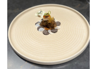 'Bajo tierra húmeda'.