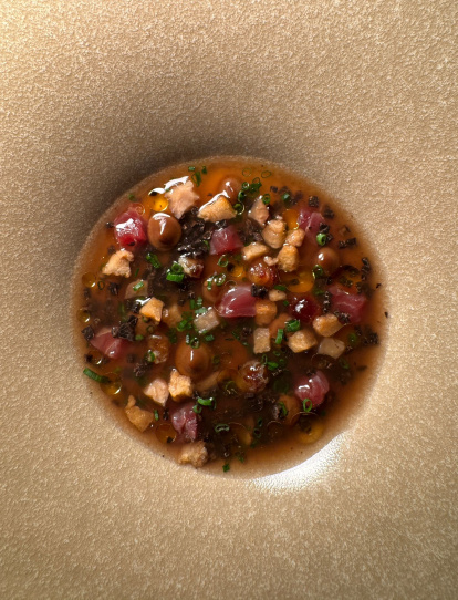 'Cerdo festivo con trufa negra y bush keluak (pangium)'.