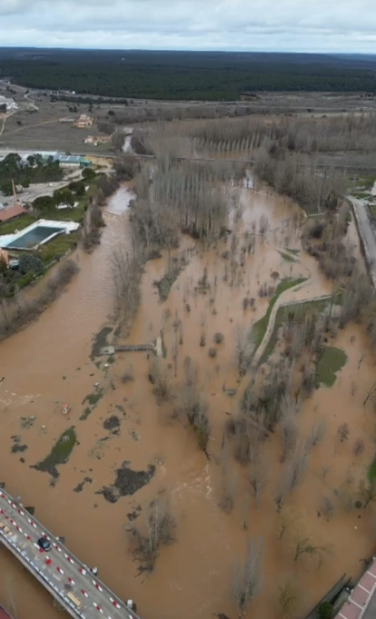 El río Duero desbordado este viernes en Almazán visto con dron.