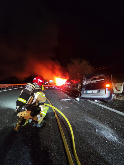 Los bomberos sofocando las llamas del camión cargado de mercancías peligrosas.