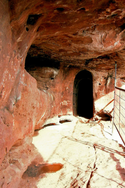Los espacios excavados en la roca conservan huellas del uso cotidiano y del sistema constructivo de la ciudad